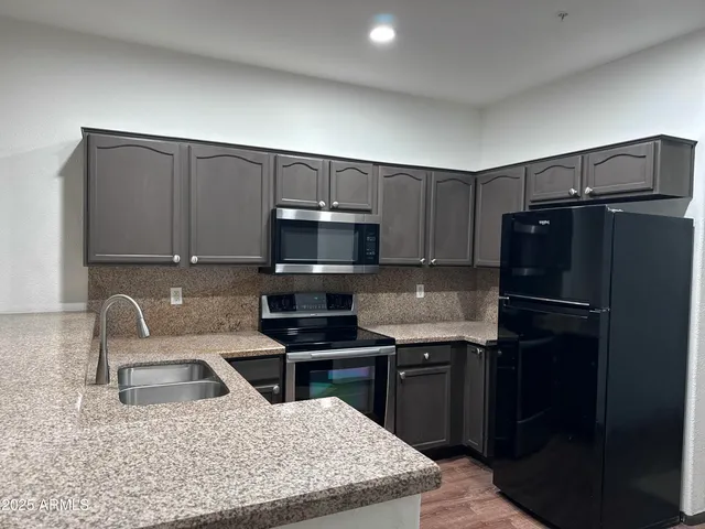 $1,800 | 206 East Lawrence Boulevard, Unit 124, Avondale, AZ 85323