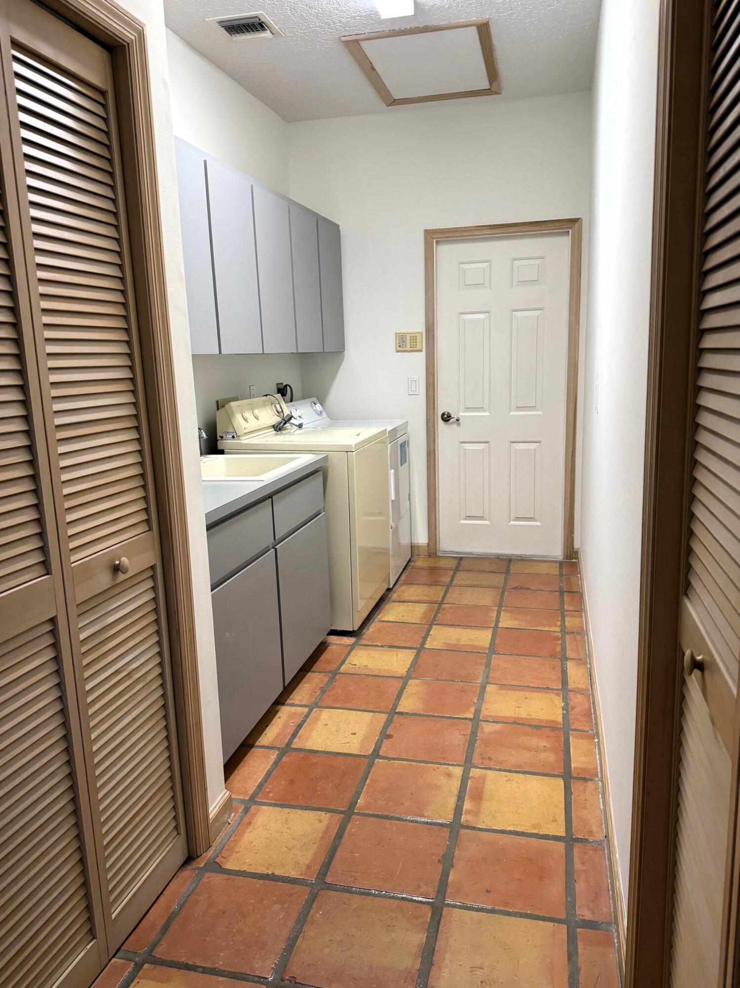 4 Lochwick Road Palm Beach Gardens, FL 33418 - Photo 22 of 35 Laundry Rm