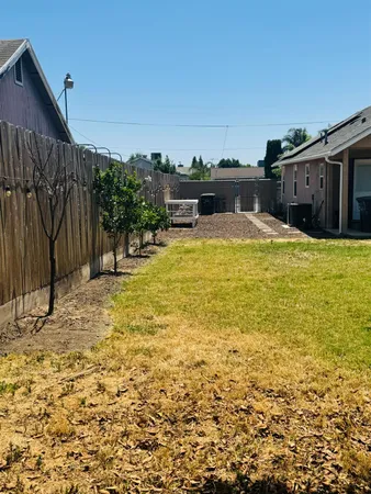 a view of a backyard
