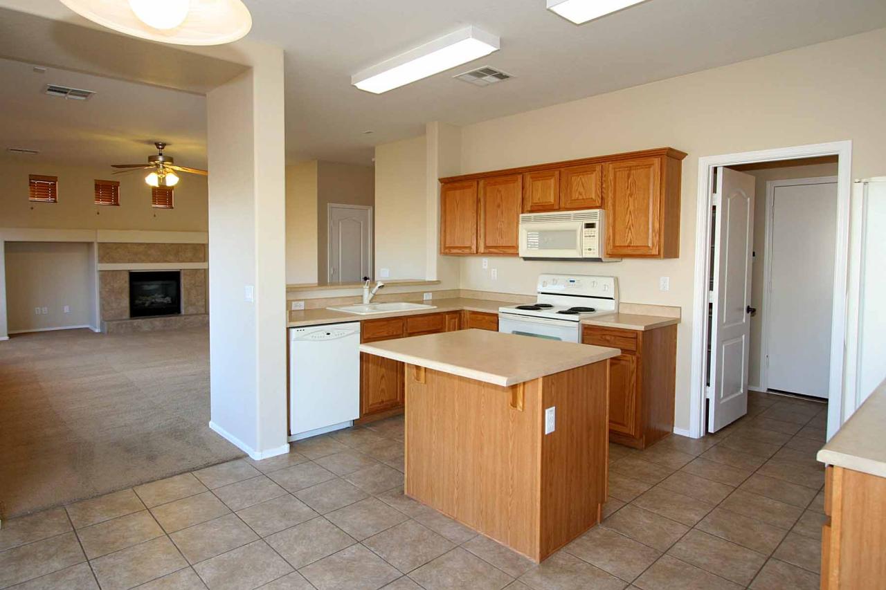 408 East Shawnee Road San Tan Valley, AZ 85143 - Photo 10 of 46 Kitchen