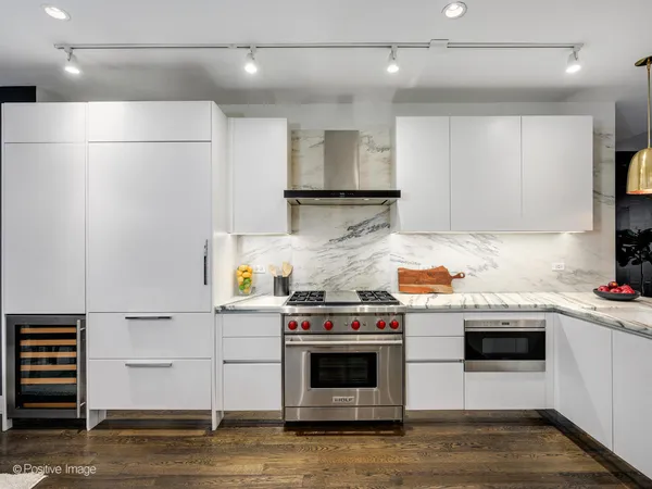 $925,000 | 668 North Kingsbury Street, Unit 406, Chicago, IL 60654