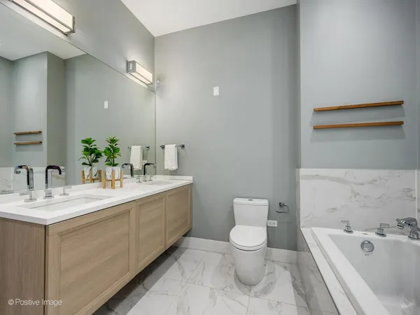 $925,000 | 668 North Kingsbury Street, Unit 406, Chicago, IL 60654