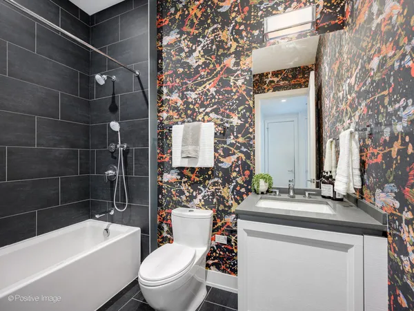 $925,000 | 668 North Kingsbury Street, Unit 406, Chicago, IL 60654