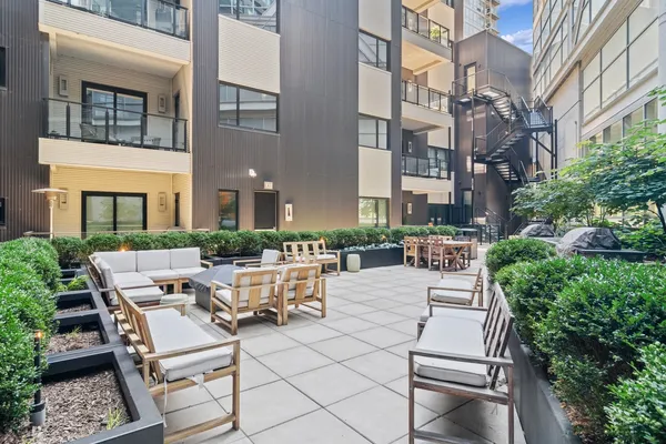 $925,000 | 668 North Kingsbury Street, Unit 406, Chicago, IL 60654