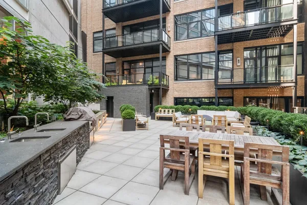 $925,000 | 668 North Kingsbury Street, Unit 406, Chicago, IL 60654