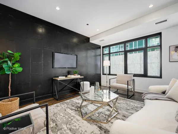 $925,000 | 668 North Kingsbury Street, Unit 406, Chicago, IL 60654