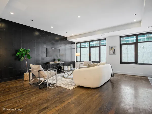 $925,000 | 668 North Kingsbury Street, Unit 406, Chicago, IL 60654