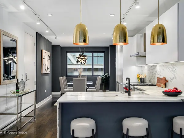 $925,000 | 668 North Kingsbury Street, Unit 406, Chicago, IL 60654