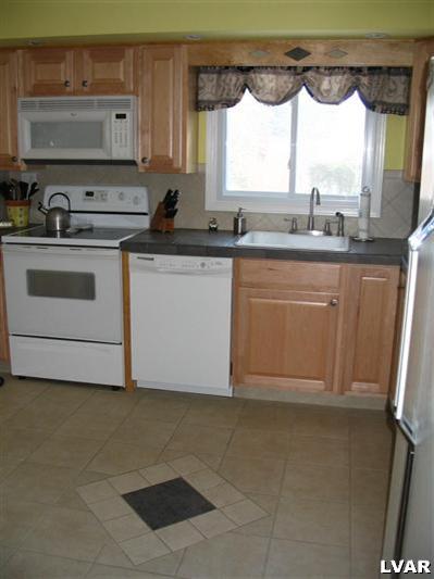 3166 Shakespeare Road Bethlehem, PA 18017 - Photo 4 of 15 Kitchen