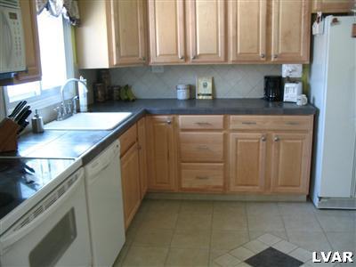 3166 Shakespeare Road Bethlehem, PA 18017 - Photo 5 of 15 Kitchen