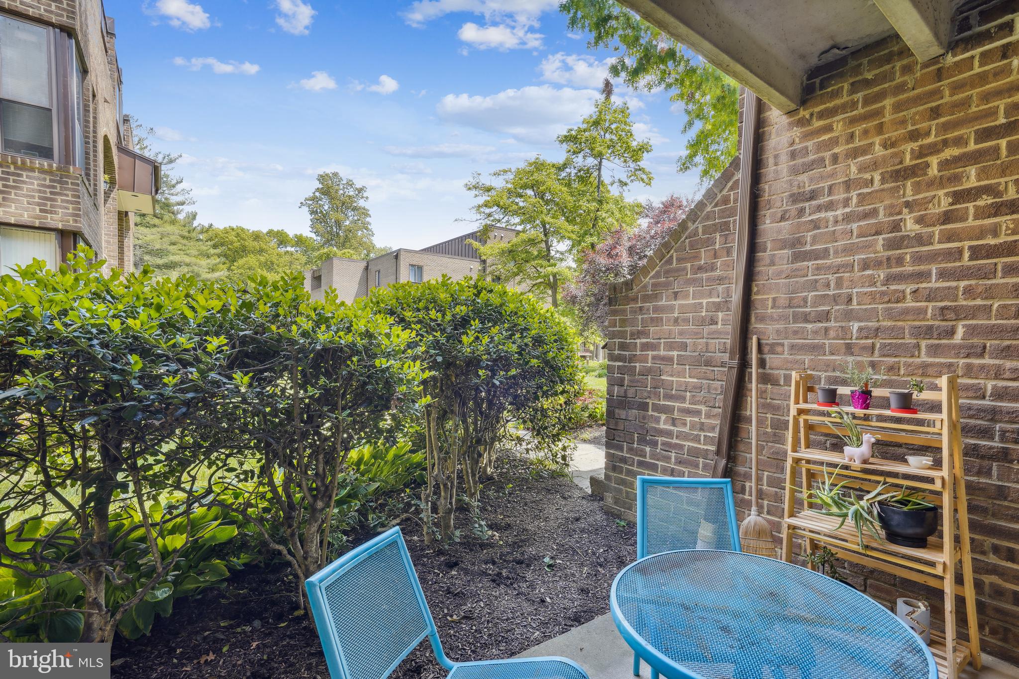 11204 Chestnut Grove Square, Unit 11204108 Reston, VA 20190 - Photo 22 of 40 a backyard of a house with seating space