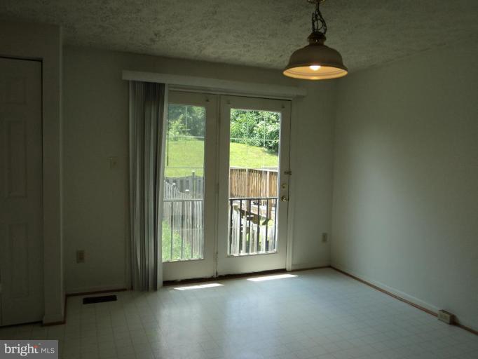 401 Cross Ridge Court Stafford, VA 22554 - Photo 7 of 18 Dining Area