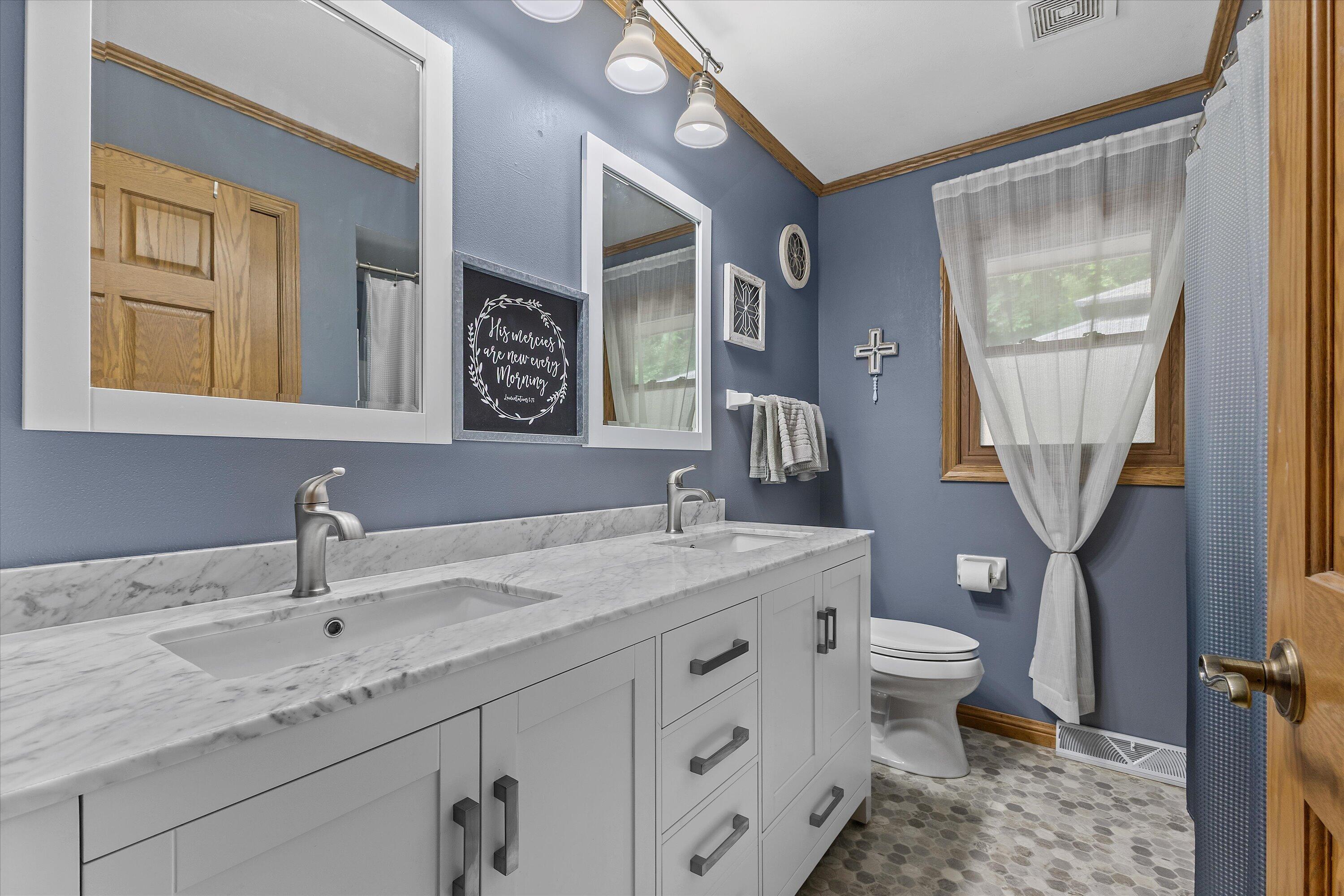 W290S2811 Carmarthen Road Genesee, WI 53188 - Photo 22 of 49 Full Bath