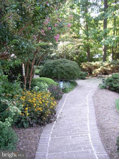 1309 Stamford Way Reston, VA 20194 - Photo 27 of 30 Garden