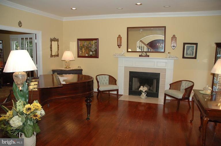 1309 Stamford Way Reston, VA 20194 - Photo 5 of 30 Living Room