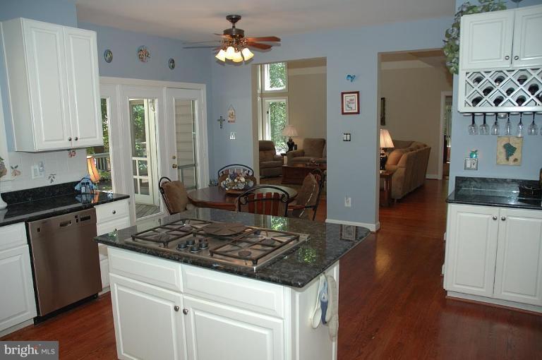 1309 Stamford Way Reston, VA 20194 - Photo 8 of 30 Kitchen