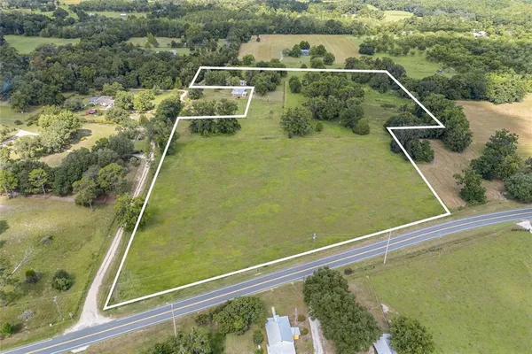 a view of a tennis court