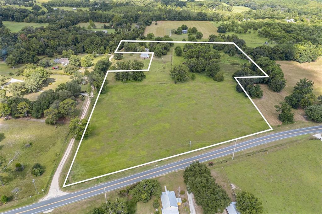 116 Perry Road Hawthorne, FL 32640 - Photo 2 of 12 a view of a tennis court