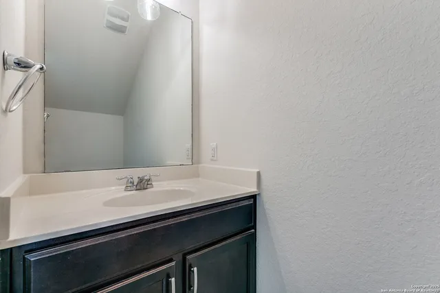 a view of an house with backyard and pool