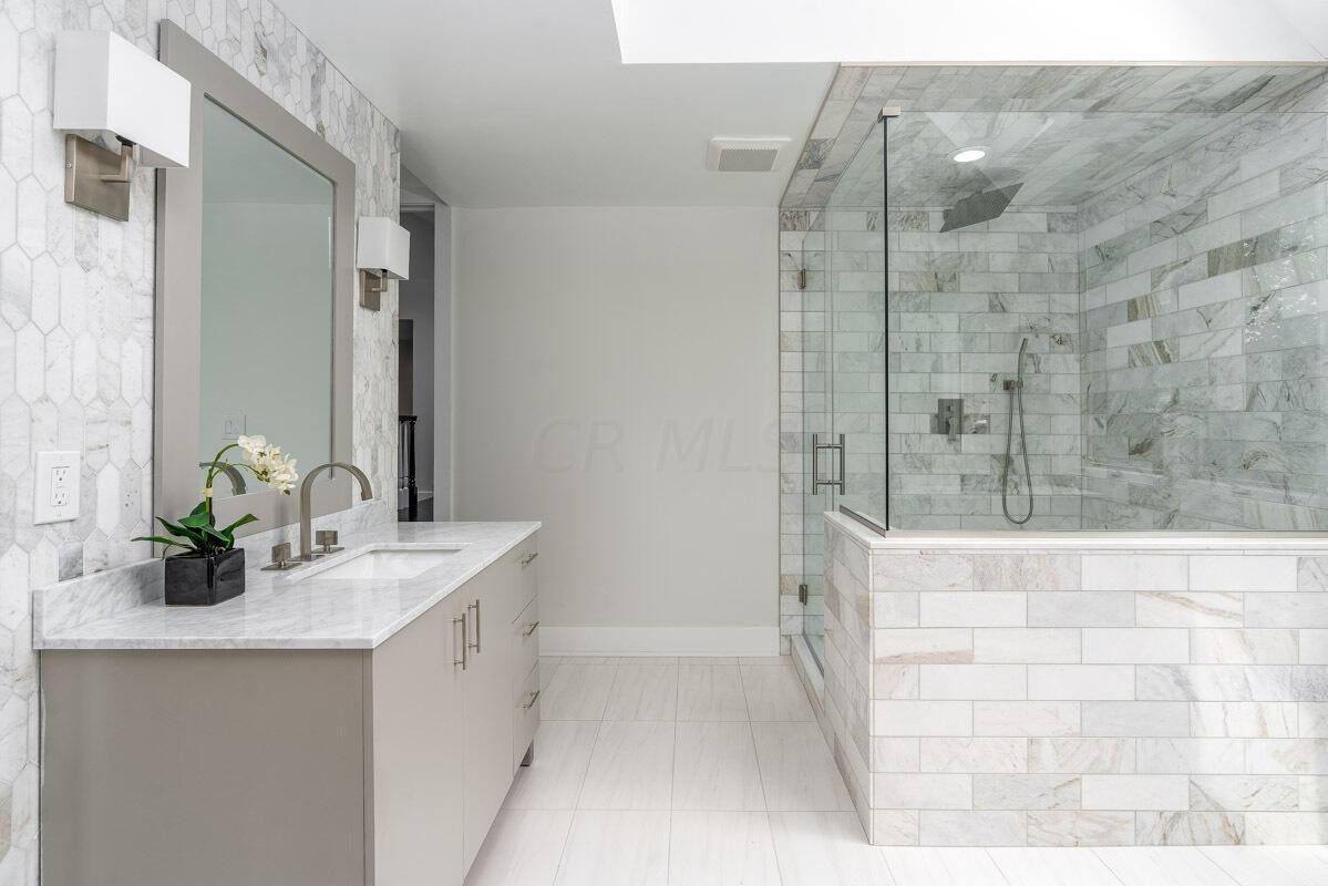 4130 Daventry Road Upper Arlington, OH 43220 - Photo 26 of 47 Upstairs Owners Suite Bathroom