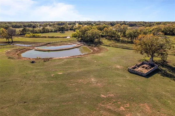 a view of an house with backyard and deck