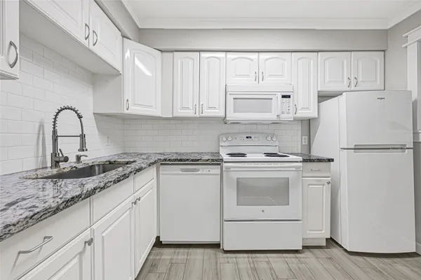 $1,400 | 107 East Willowick Avenue, Unit 4, Friendswood, TX 77546