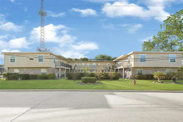 $1,400 | 107 East Willowick Avenue, Unit 4, Friendswood, TX 77546