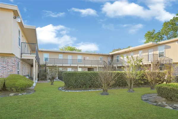 $1,400 | 107 East Willowick Avenue, Unit 4, Friendswood, TX 77546