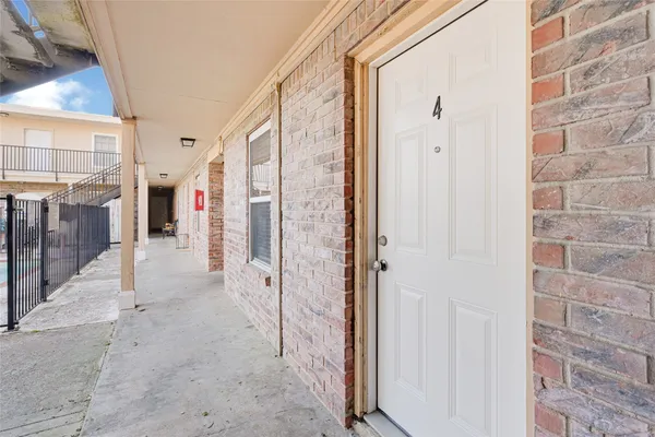 $1,400 | 107 East Willowick Avenue, Unit 4, Friendswood, TX 77546