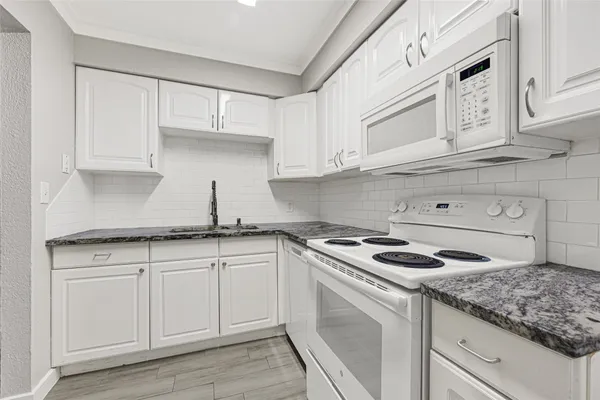 $1,400 | 107 East Willowick Avenue, Unit 4, Friendswood, TX 77546