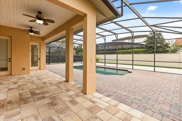 a view of an house with backyard and garden