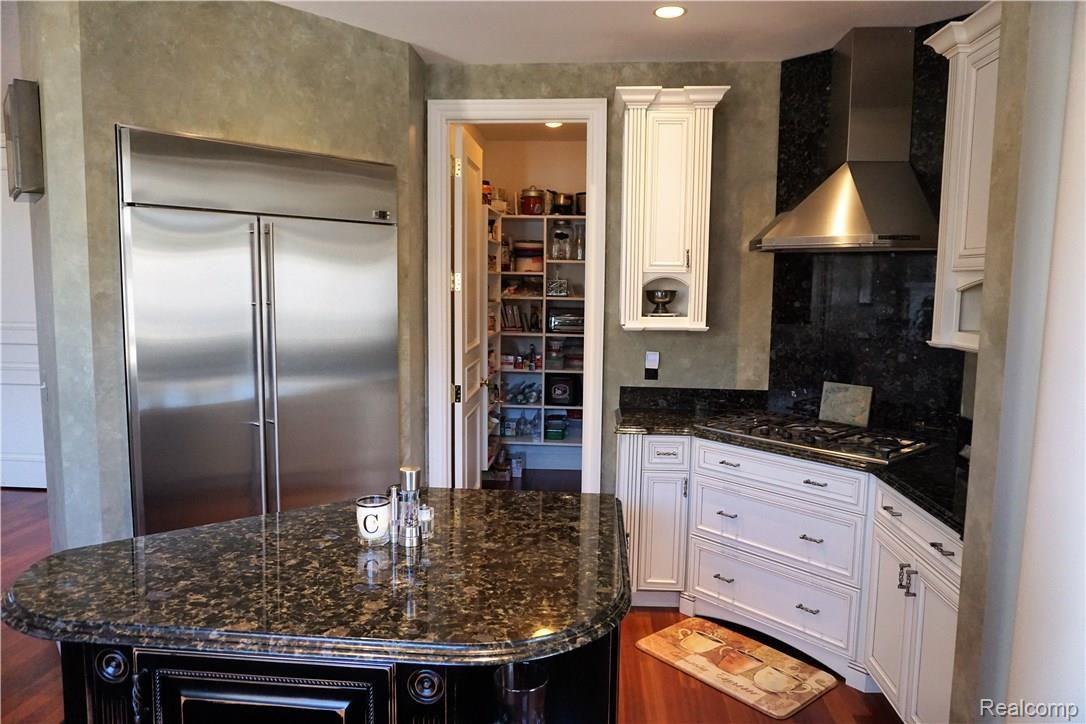 521 Hampton Road Grosse Pointe, MI 48236 - Photo 9 of 48 9 (2).JPG