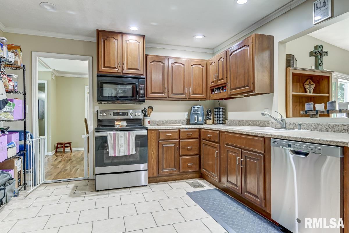 2432 Sussex Road Springfield, IL 62703 - Photo 13 of 36