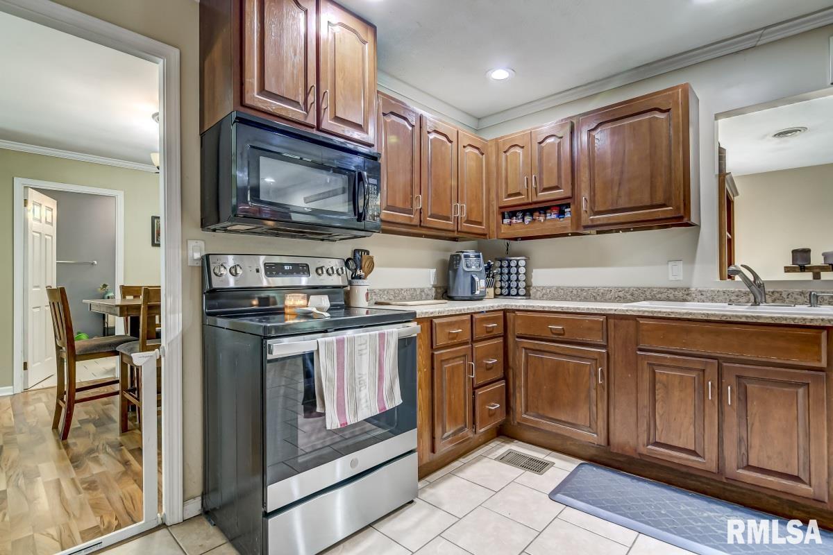 2432 Sussex Road Springfield, IL 62703 - Photo 14 of 36