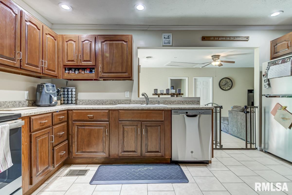 2432 Sussex Road Springfield, IL 62703 - Photo 15 of 36