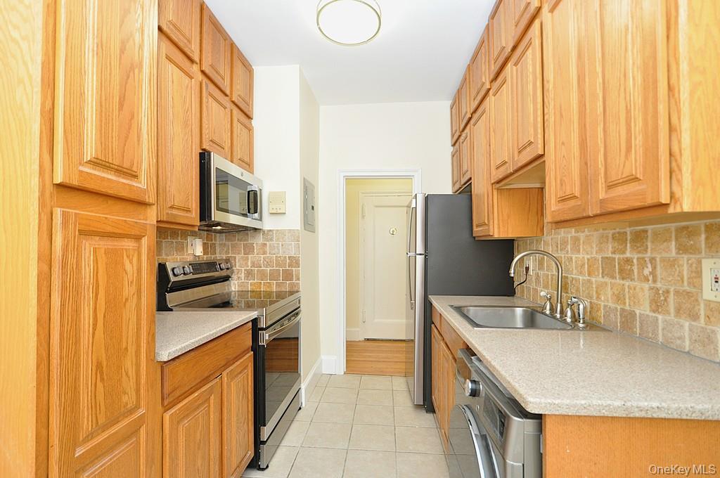 120 Stonelea Place, Unit 3M New Rochelle, NY 10801 - Photo 23 of 35