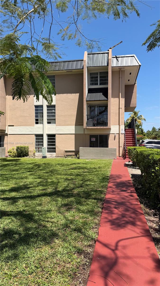 3901 Southwest 109th Avenue, Unit 4 Miami, FL 33165 - Photo 7 of 15 a view of a house with a yard