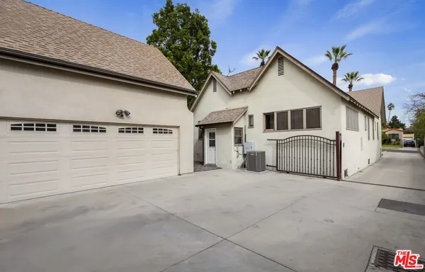 a view of a house with a garage