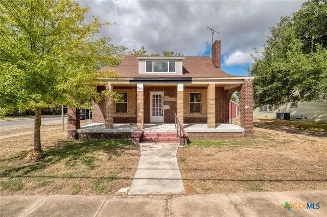 $250,000 | 116 South Cypress Avenue, Luling, TX 78648