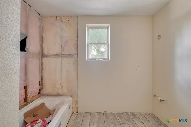 $250,000 | 116 South Cypress Avenue, Luling, TX 78648