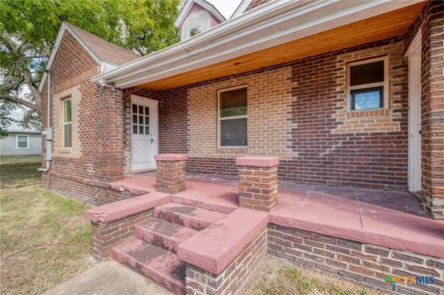 $250,000 | 116 South Cypress Avenue, Luling, TX 78648