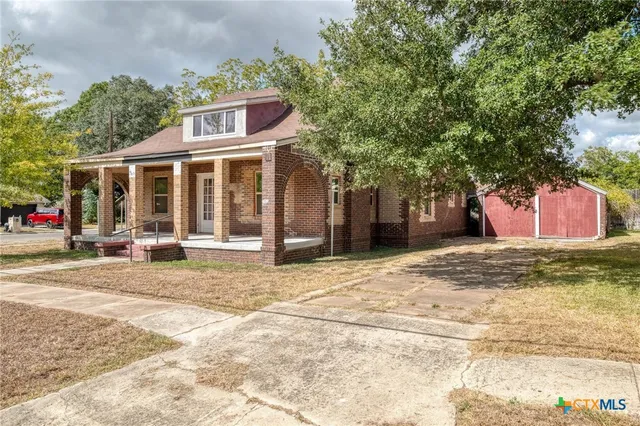 $250,000 | 116 South Cypress Avenue, Luling, TX 78648