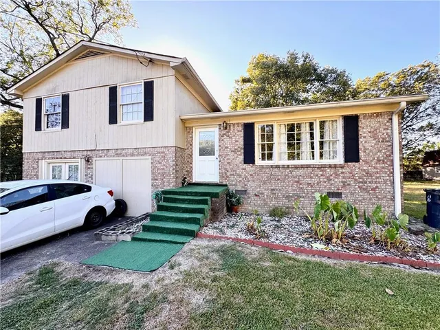 a view of a house with a yard