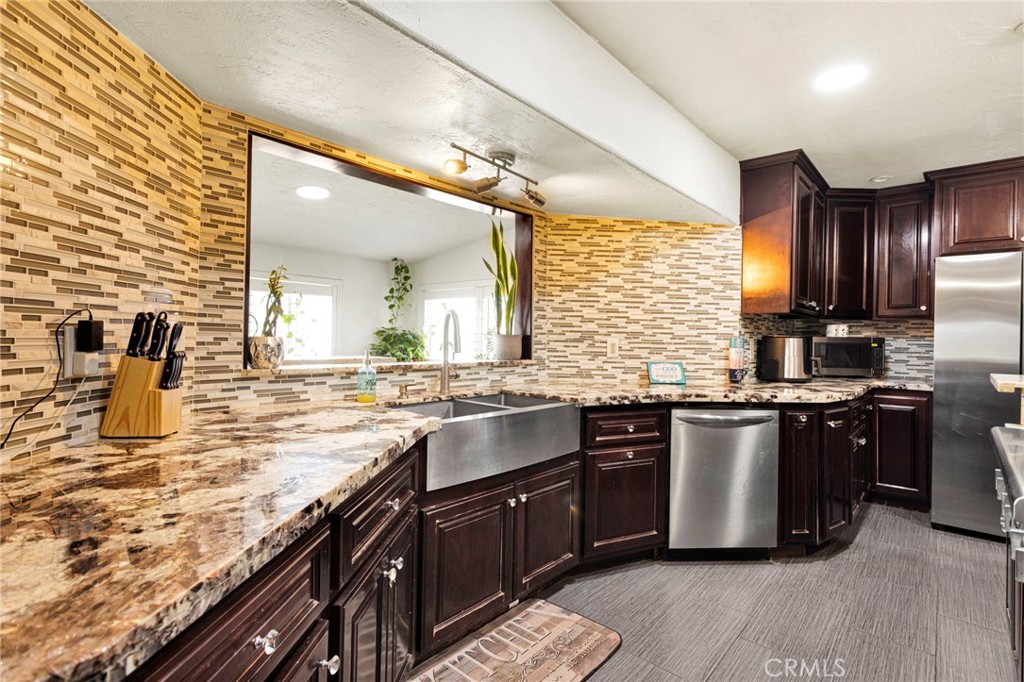 10080 Deep Creek Road Apple Valley, CA 92308 - Photo 2 of 55