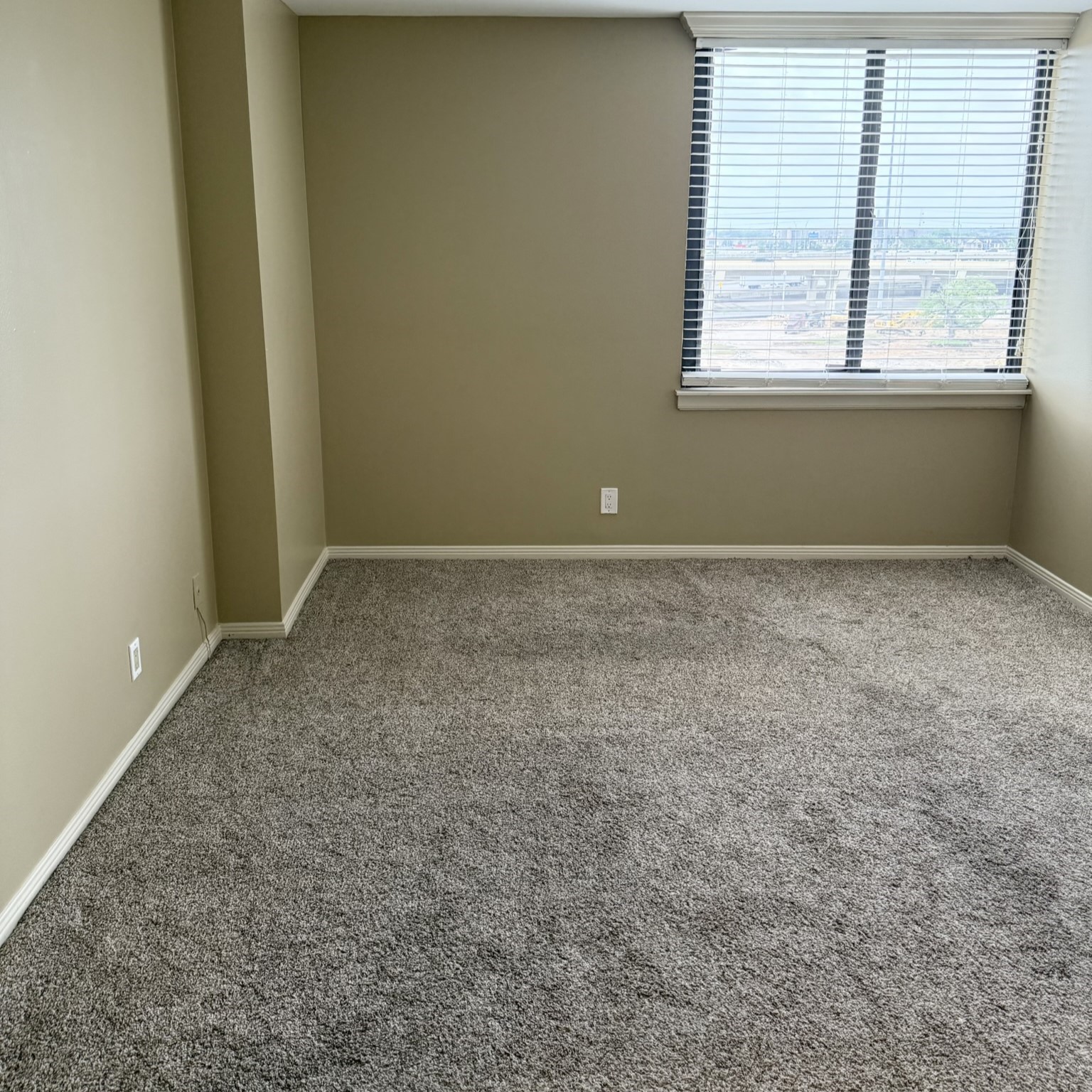 3525 Sage Road, Unit 716 Houston, TX 77056 - Photo 18 of 26 an empty room with a window