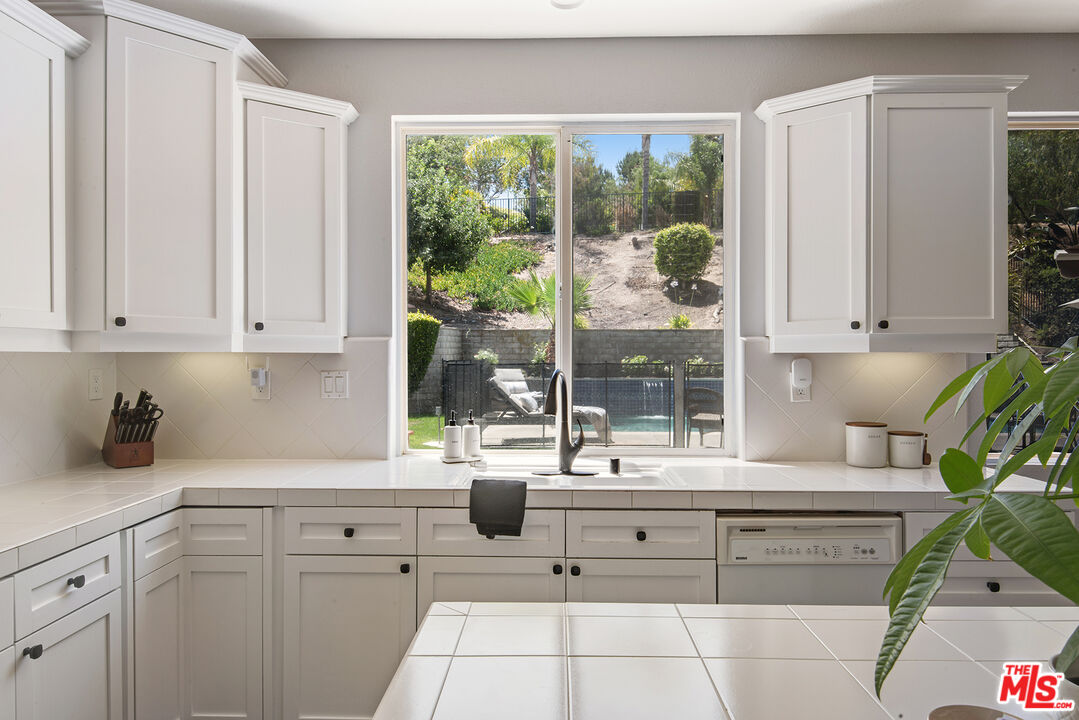 24944 Smokewood Way Stevenson Ranch, CA 91381 - Photo 19 of 39