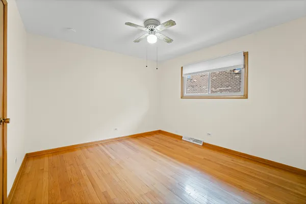 $3,200 | 421 North Elm Street, Itasca, IL 60143