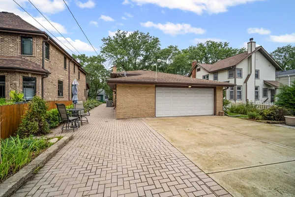 $3,200 | 421 North Elm Street, Itasca, IL 60143