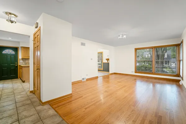 $3,200 | 421 North Elm Street, Itasca, IL 60143