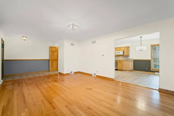 $3,200 | 421 North Elm Street, Itasca, IL 60143